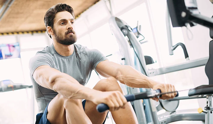 Mann beim Krafttraining: Zink unterstützt bei sportlicher Anstrengung Mann beim Krafttraining: Zink unterstützt bei sportlicher Anstrengung