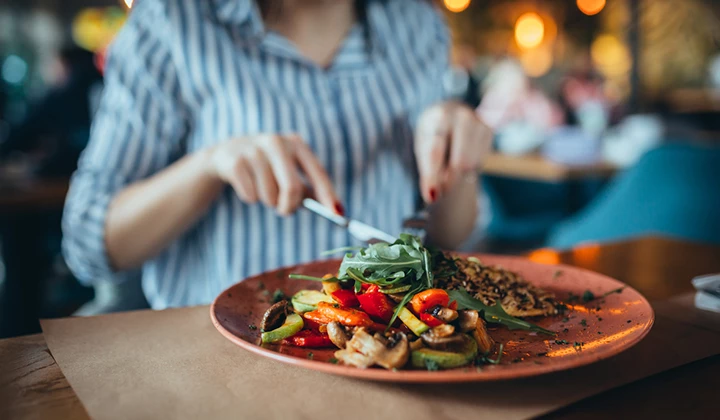 Frau isst Salat Frau deckt mit Essen Selen-Tagesbedarf